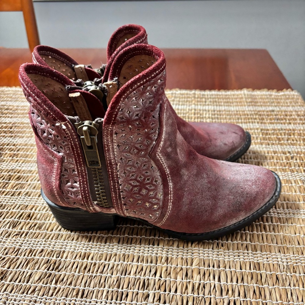 Circle G  Ankle Boots with Cutout Design - Picture 4 of 7